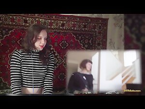 Девушка реагирует на жесткое порно Yhivi показывает свои навыки игры на пианино для James Deen