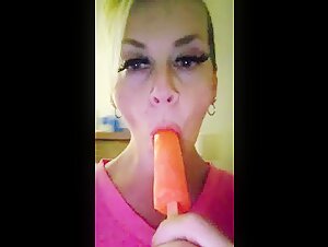 CHUBBY THICK MILF GILF AMATEUR PORN STAR HOUSEWIFE HUMPINHANNAH GIVES POPSICLE a PROPER BLOWJOB